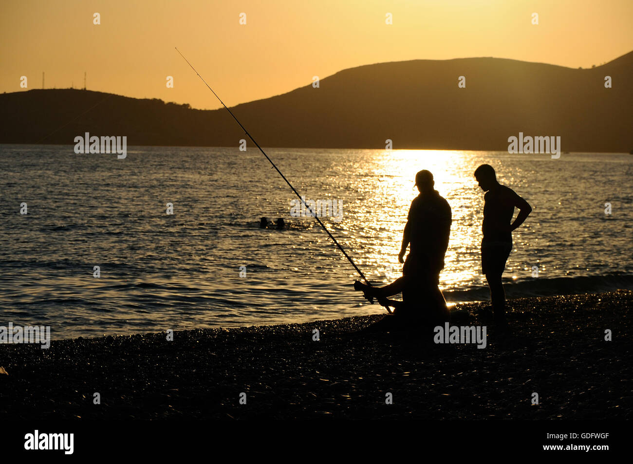 Angler am Strand in Borsh, Albanien Stockfoto