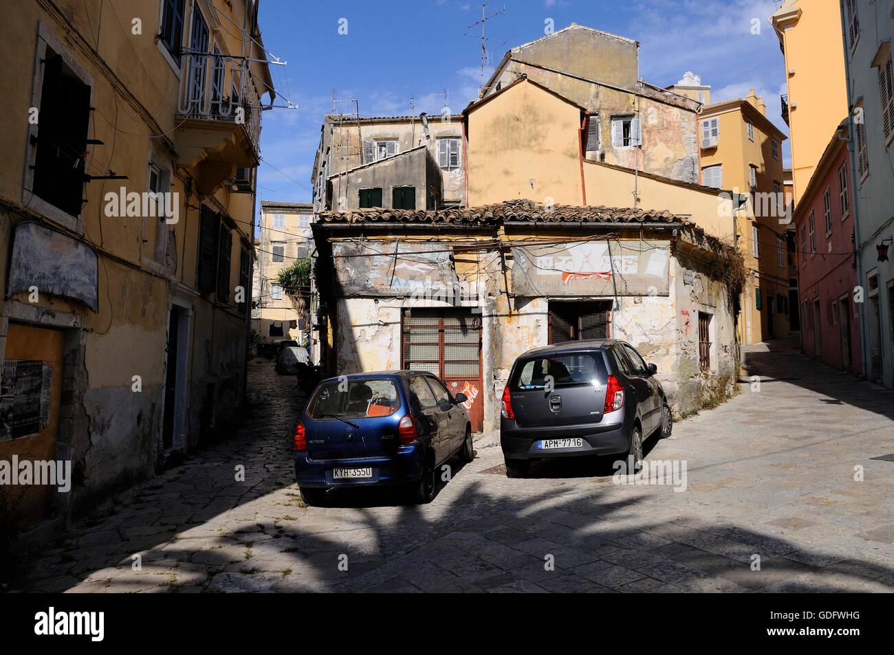 Straße in der Altstadt von Corfu mit dem Schatten der Palmen Stockfoto
