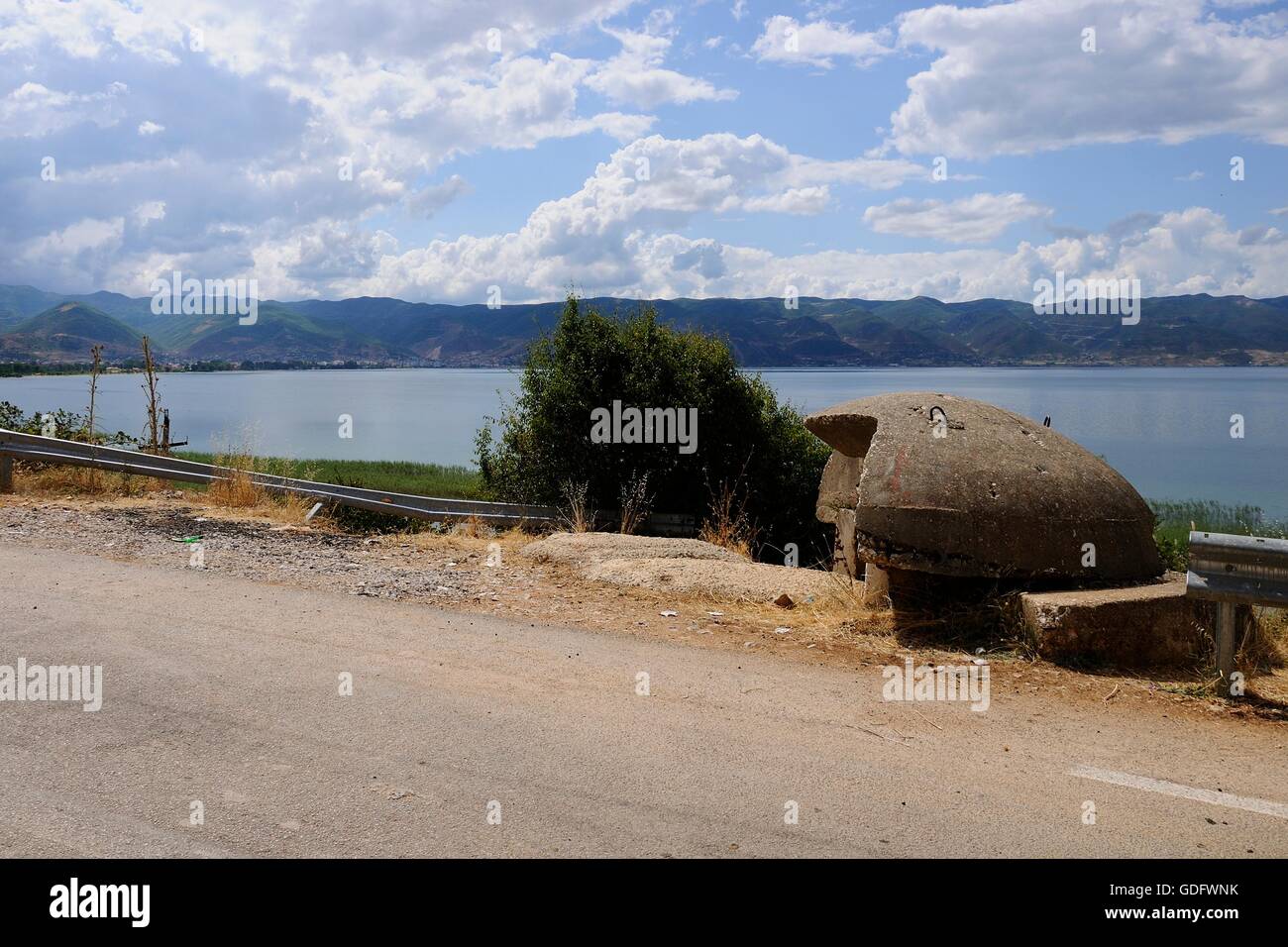 Betonbunker in Tushemisht, Albanien Stockfoto