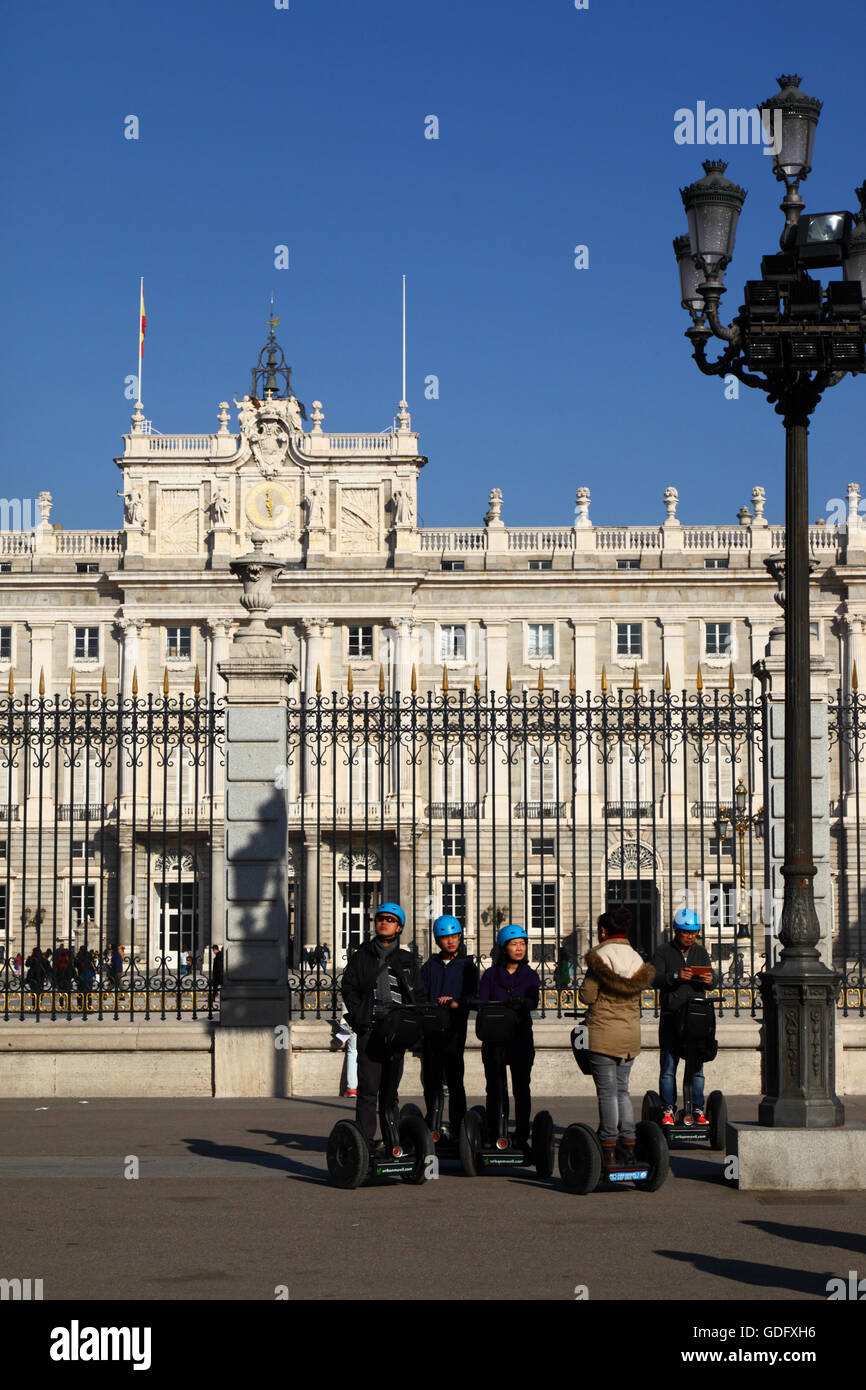 Asiatische Touristen, die den königlichen Palast im Rahmen einer Segway Tour, Plaza De La Armeria, Madrid, Spanien Stockfoto