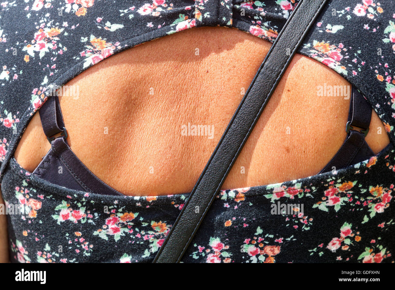 Feminine Sommerkleider mit blumenmuster Frau im Sommerkleid Stockfoto