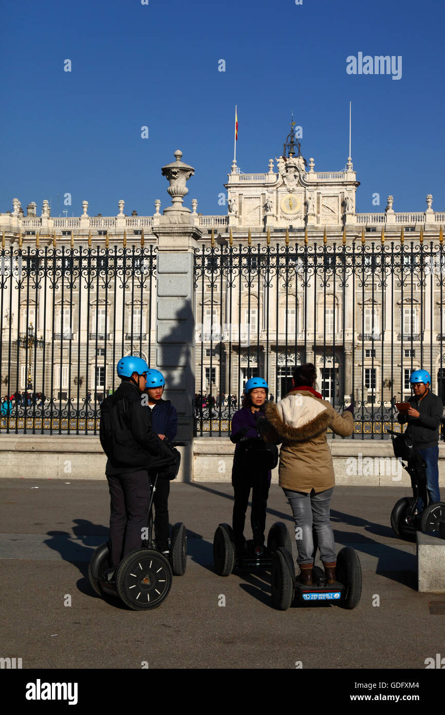 Asiatische Touristen, die den königlichen Palast im Rahmen einer Segway Tour, Plaza De La Armeria, Madrid, Spanien Stockfoto