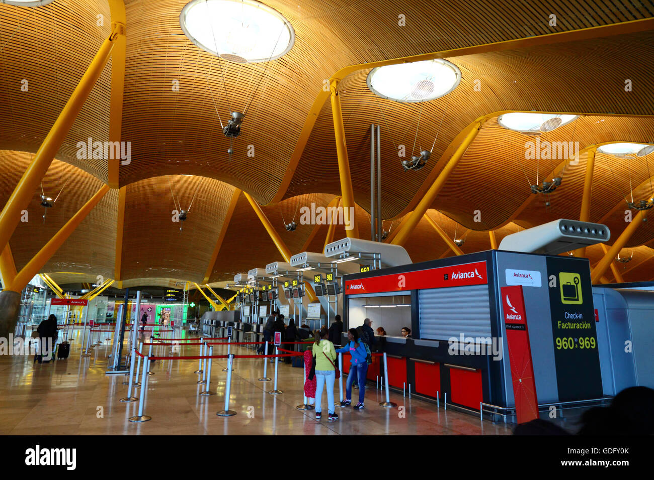 Avianca (kolumbianische nationale Fluggesellschaft) check-in Schalter im Terminal 4, Adolfo Suárez Flughafen Madrid-Barajas, Madrid, Spanien Stockfoto