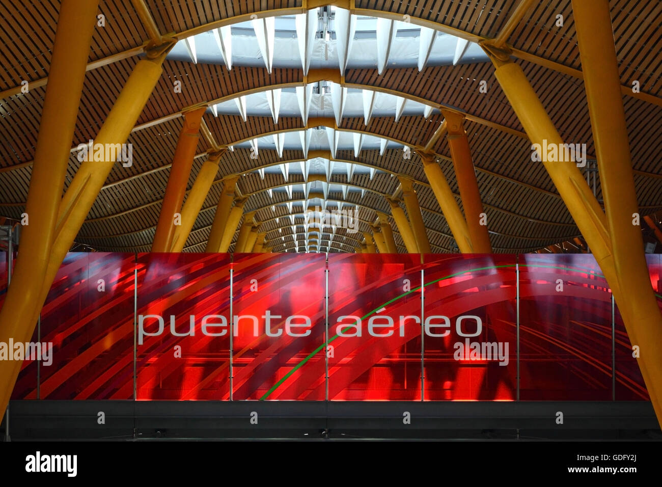 Puente Aeréo / Air Bridge anmelden zu Fuß über dem Ankunftsbereich im Terminal 4, Adolfo Suárez Flughafen Madrid-Barajas, Madrid, Spanien Stockfoto
