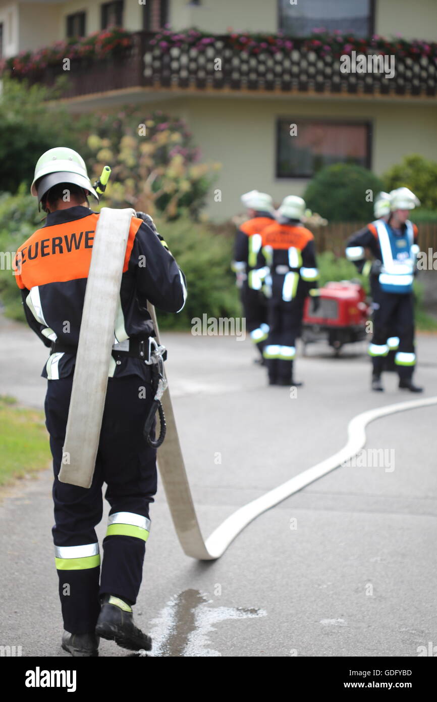 Ein Feuerwehrmann mit Schlauch über Schulter-Schulter Stockfoto