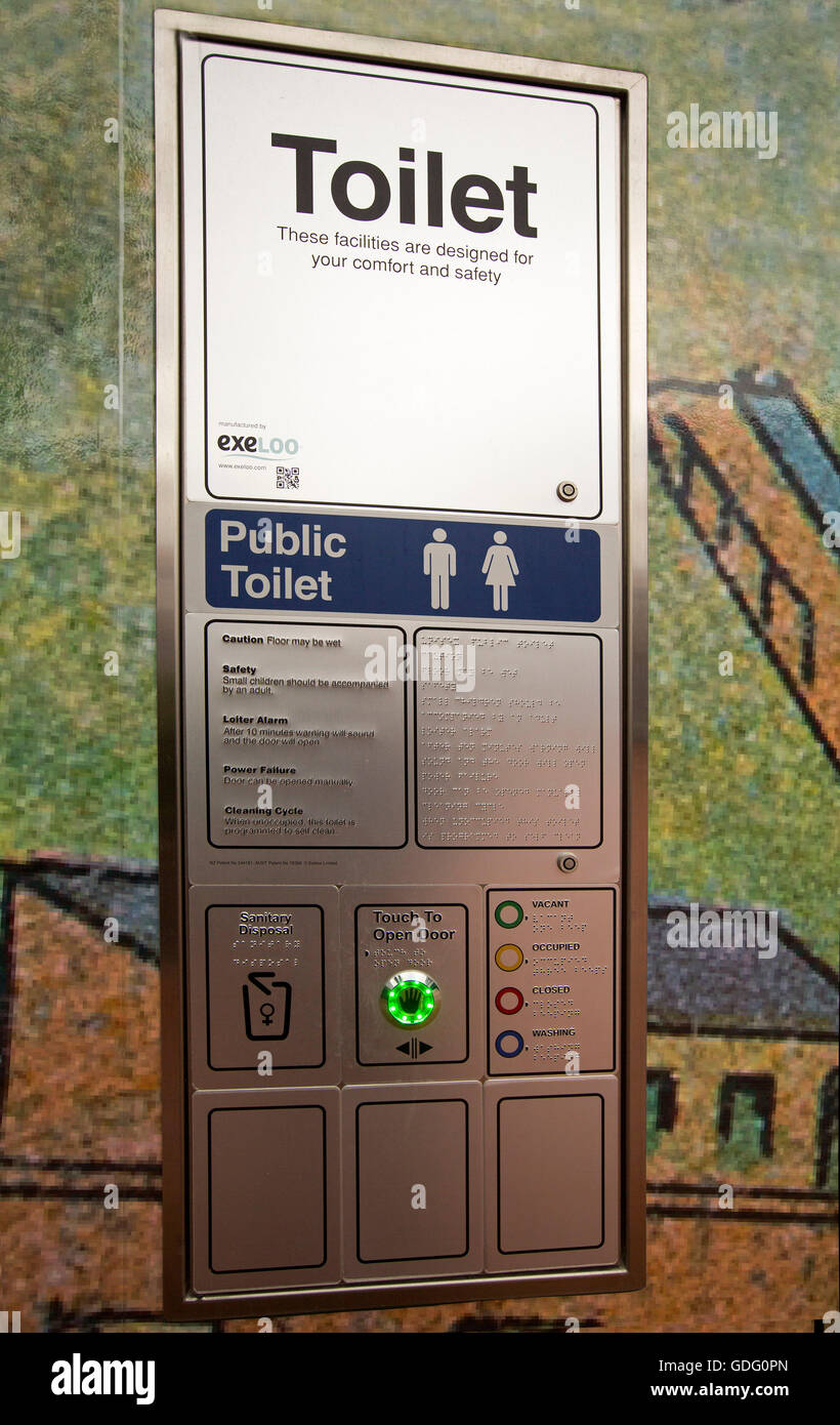 Glänzende Edelstahl-Anweisung & Display Panel auf Außenseite des modernen High-Tech-automatisierte öffentliche Toilette Stockfoto