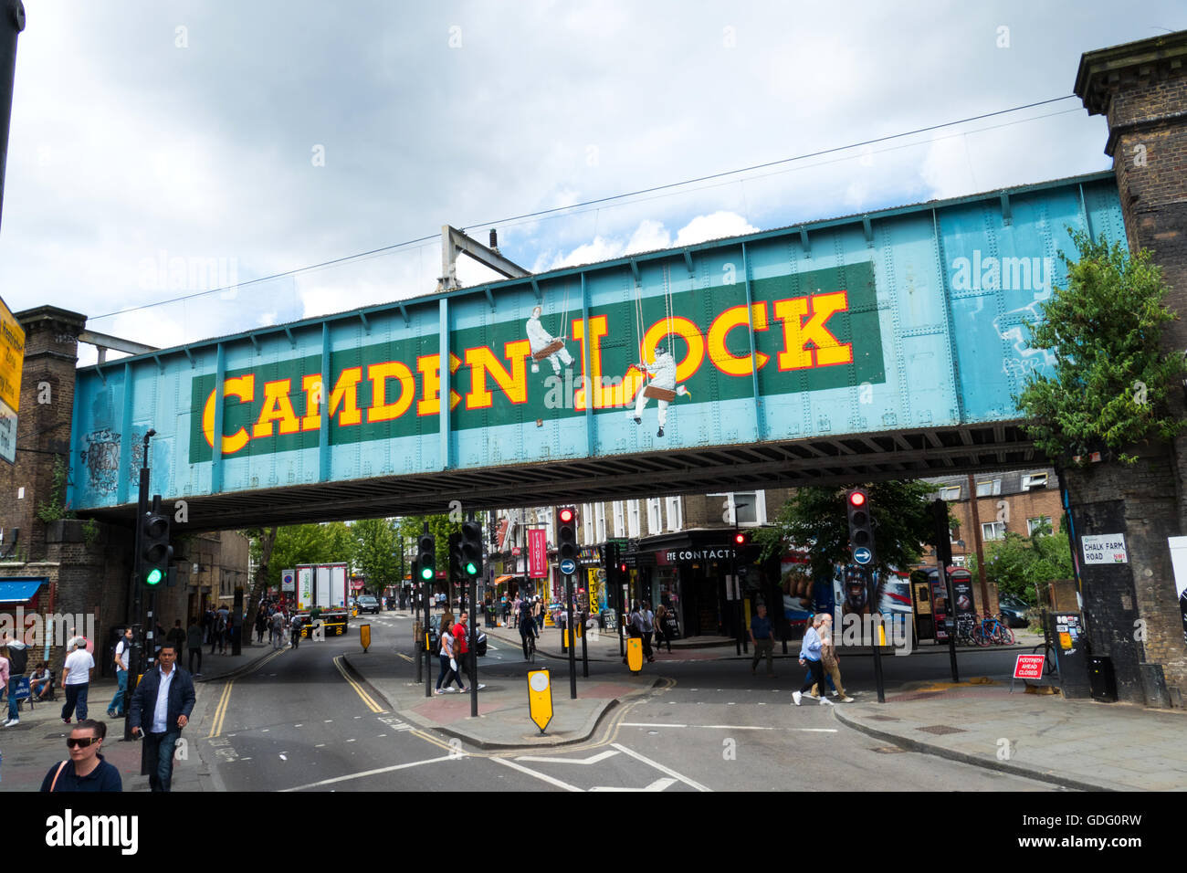 Camden Lock Schild am Eingang zum Camden Markt, einen berühmten touristischen und Einheimischen Ort hängen. Stockfoto