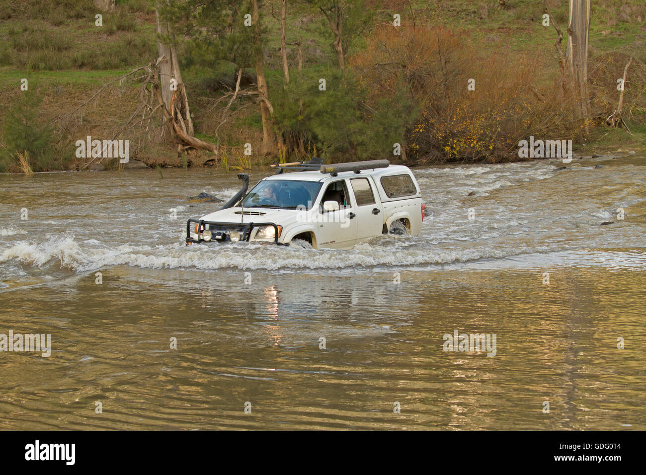 Allrad Fahrzeug mit Bugwelle weißen angeschnittene Ärmel Wasser machen gefährliche Überquerung der überfluteten Fluss in New South Wales zu schaffen. Australien Stockfoto