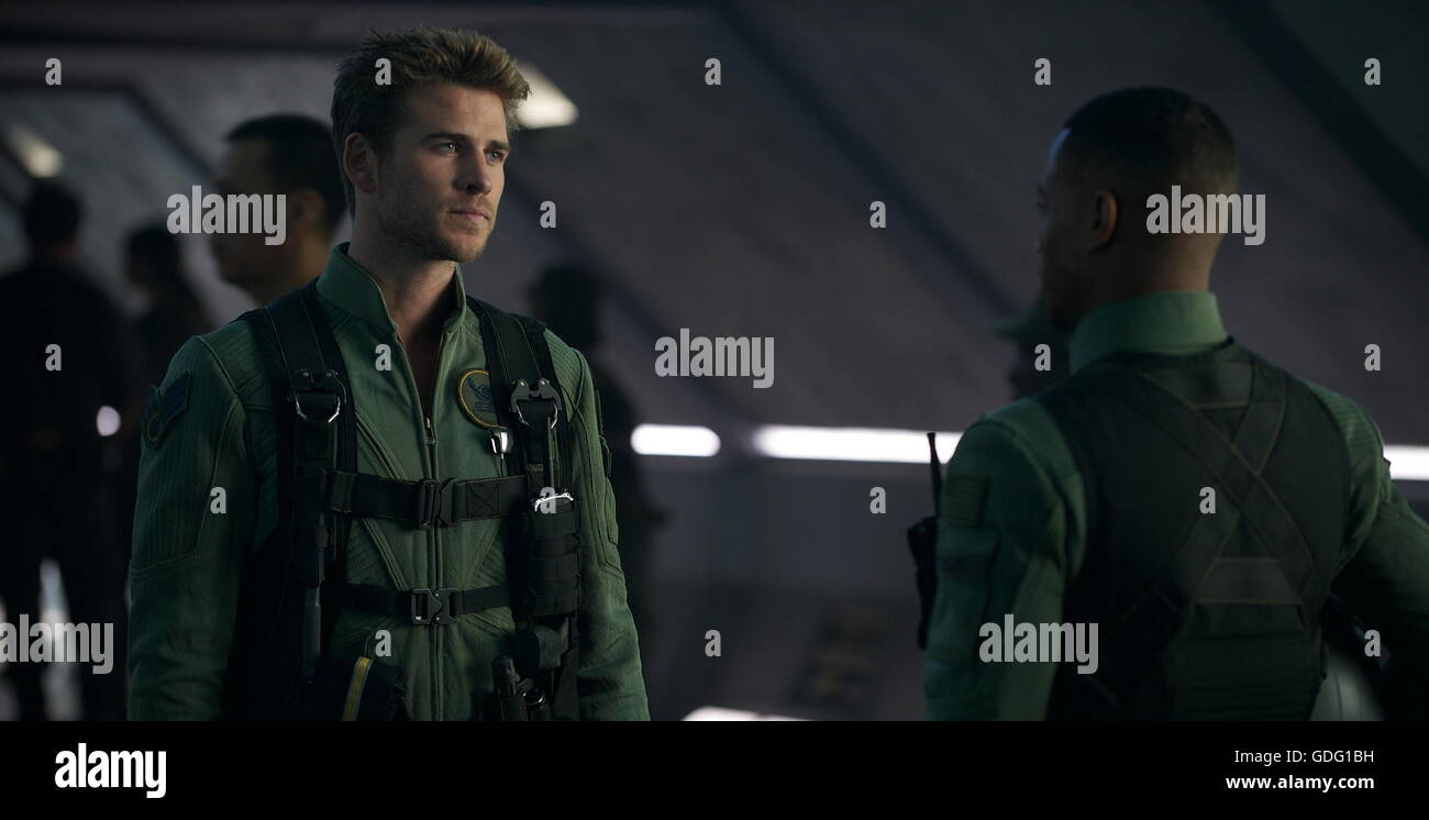 Datum der Freigabe: 24. Juni 2016 Titel: Independence Day: Wiederaufleben STUDIO: 20. Jahrhundert-Fuchs-Direktor: Roland Emmerich PLOT: zwei Jahrzehnte nach dem ersten Independence Day Invasion, Erde ist mit einer neuen extrasolaren Bedrohung konfrontiert. Doch werden der Menschheit neue Raum Verteidigung ausreichen? Darsteller: Liam Hemsworth, Jeff Goldblum, Bill Pullman (Credit: c 20. Jahrhundert Fox/Unterhaltung Bilder /) Stockfoto