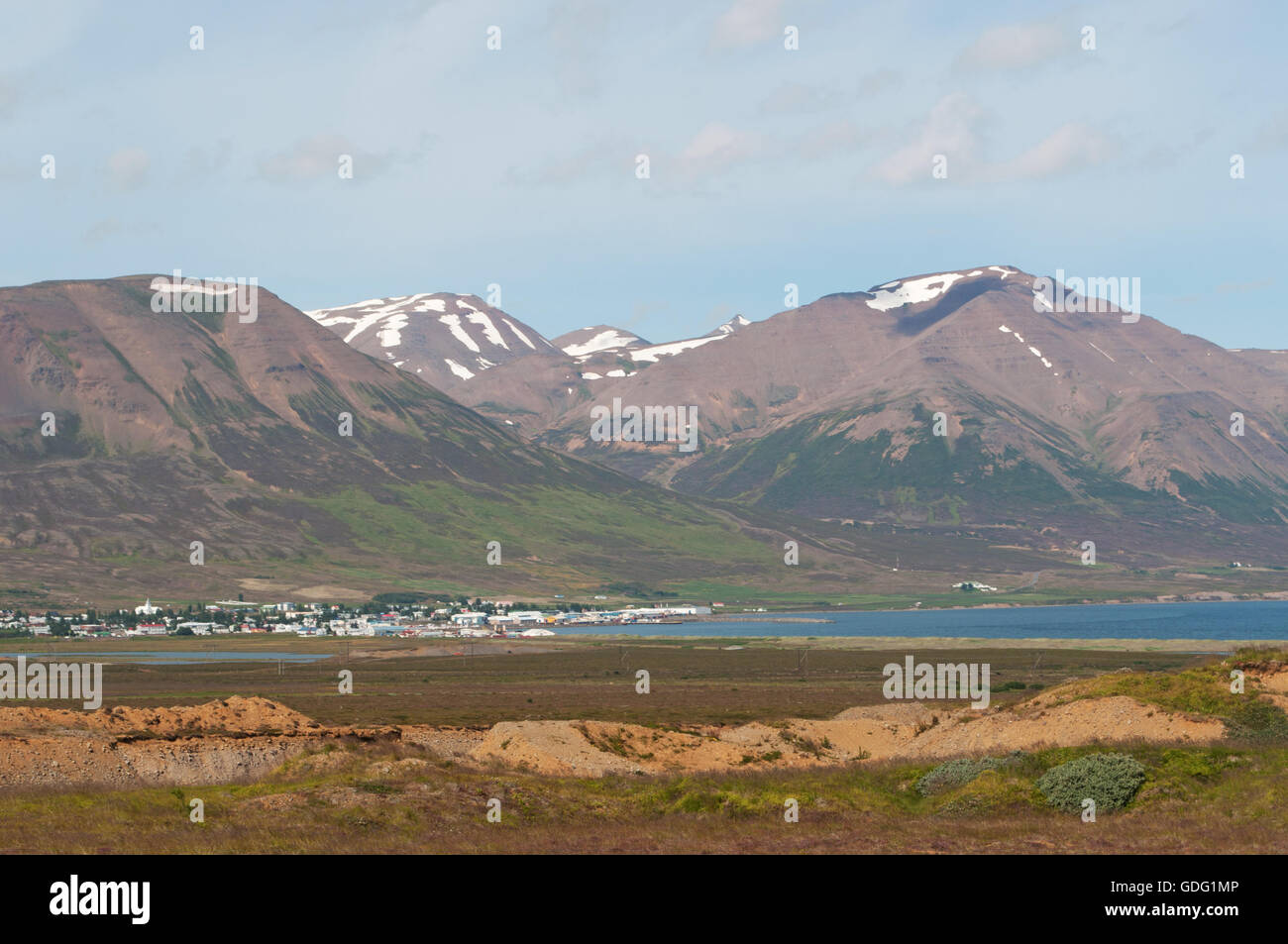 Island: die atemberaubende Landschaft und Aussicht über den Fjord von Akureyri, Hauptstadt des Nordens an der Spitze eines langen Fjord, umgeben von hohen Bergen Stockfoto