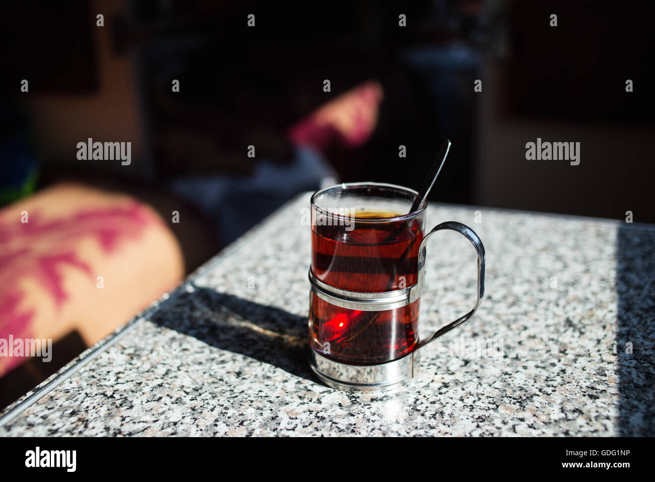 Tee im Glas mit Untersetzer. Essen zweiter Klasse Wagen Stockfoto