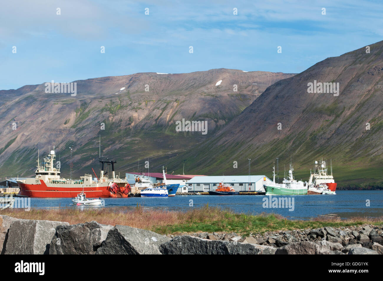 Island: Schiffe im Hafen von Siglufjordur, einem kleinen Fischerdorf in einem schmalen Fjord mit dem gleichen Namen an der Nordküste Stockfoto