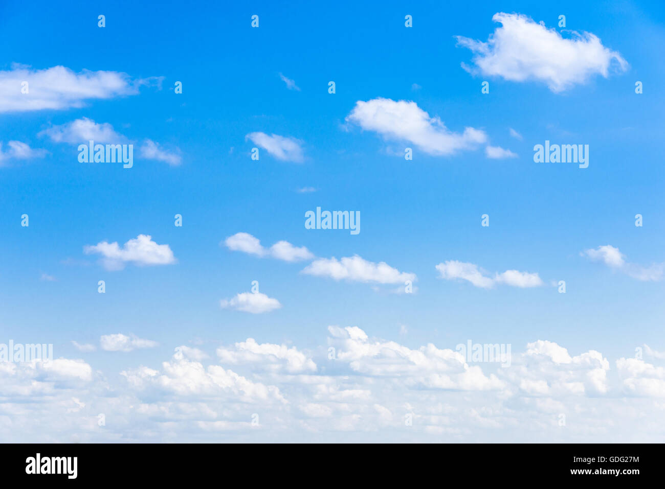 Klarer blauer Himmel mit weißen flauschigen Wolken Stockfoto