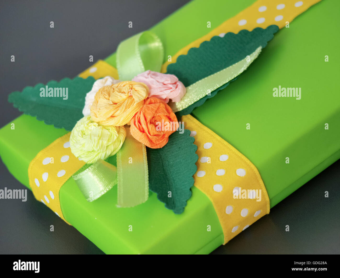 Handgemachte grüne Geschenkbox dekoriert mit bunten Papier Rosen Stockfoto