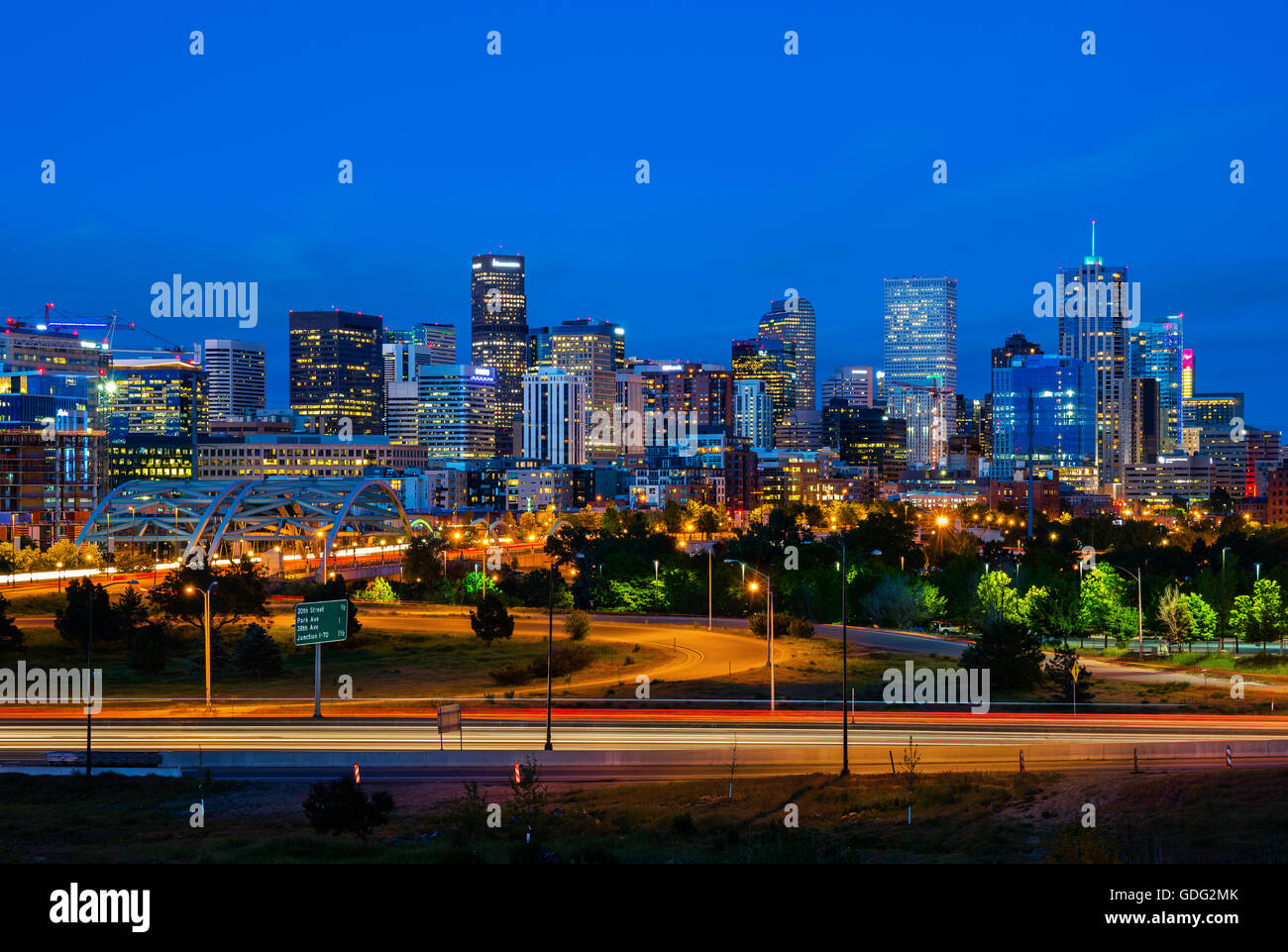Die Innenstadt von Denver Colorado in der Nacht Stockfoto