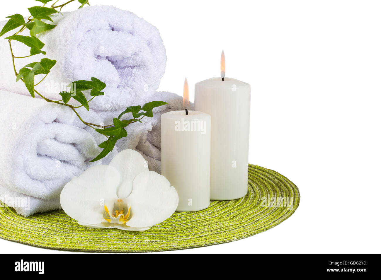 Spa-Konzept mit weiße Orchidee isoliert auf weiss.  Spa-Behandlung-Konzept. Wellness-Stillleben. Stockfoto