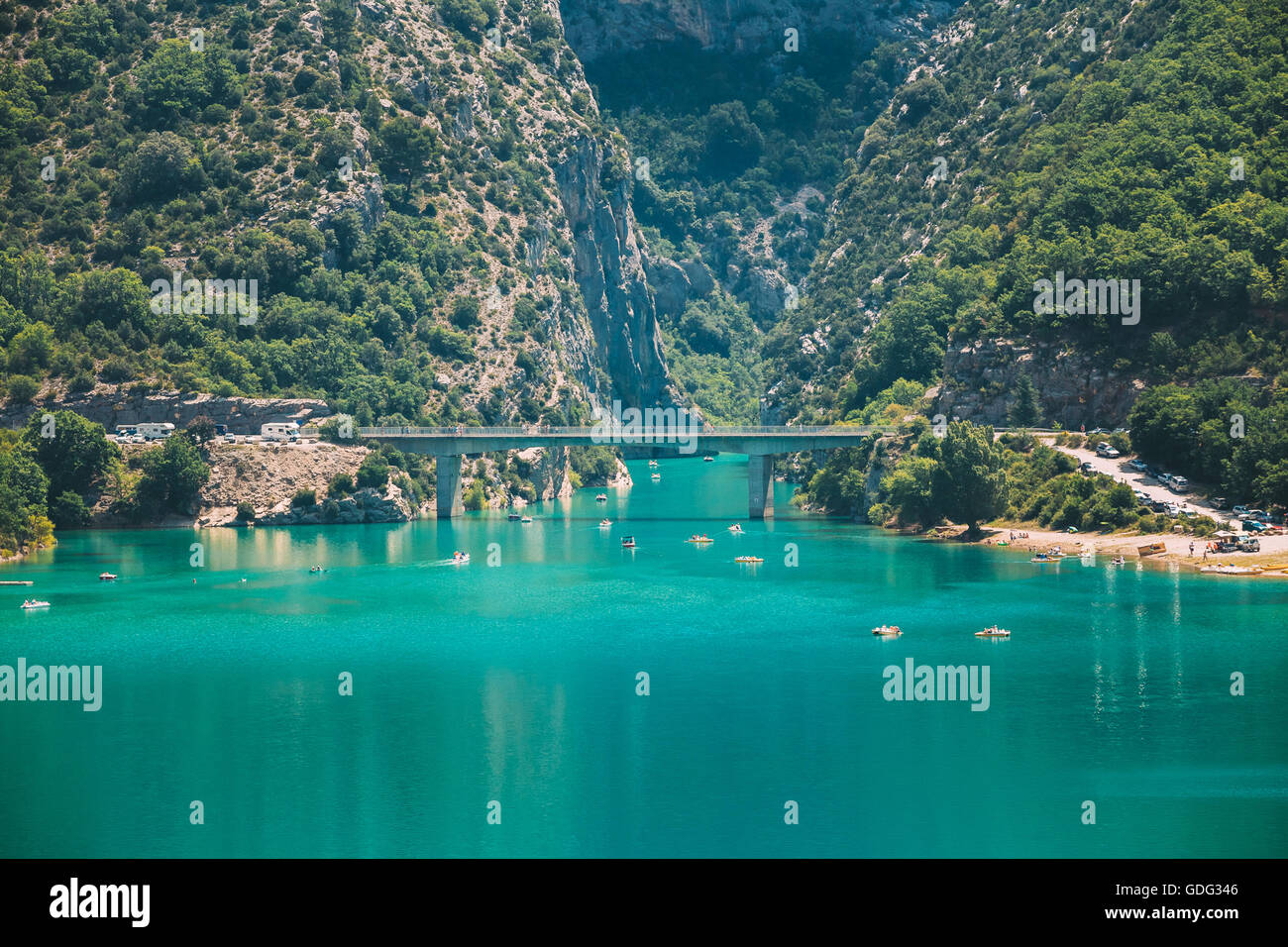 Brücke über den See Sainte-Croix im Südosten Frankreichs. Provence-Alpes-Cote d ' Azur. Verdon-Schlucht Stockfoto