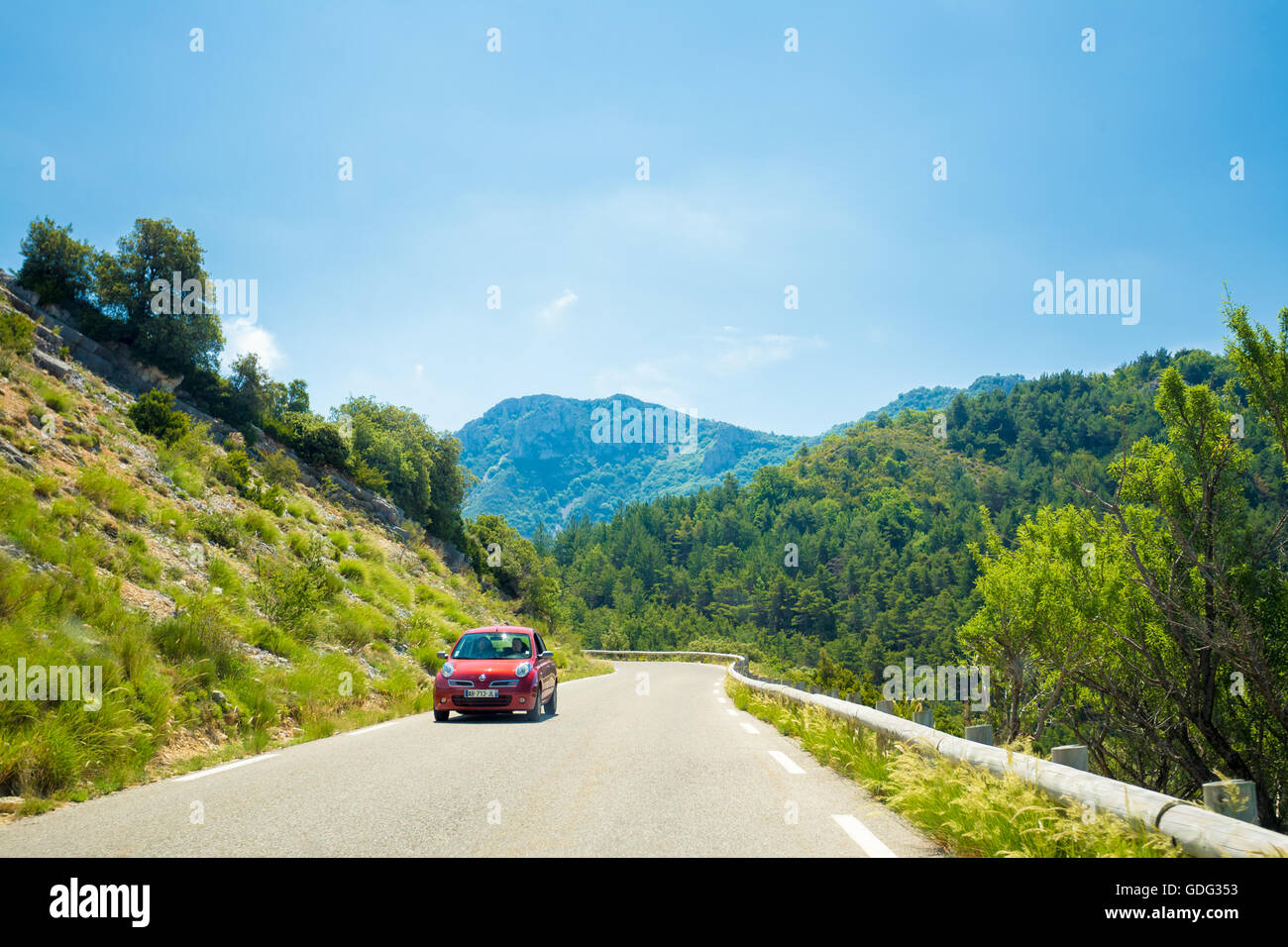 Verdon, Frankreich - 29. Juni 2015: Rot Nissan Micra Auto unterwegs auf Hintergrund der französischen Berglandschaft Natur der Schlucht Stockfoto