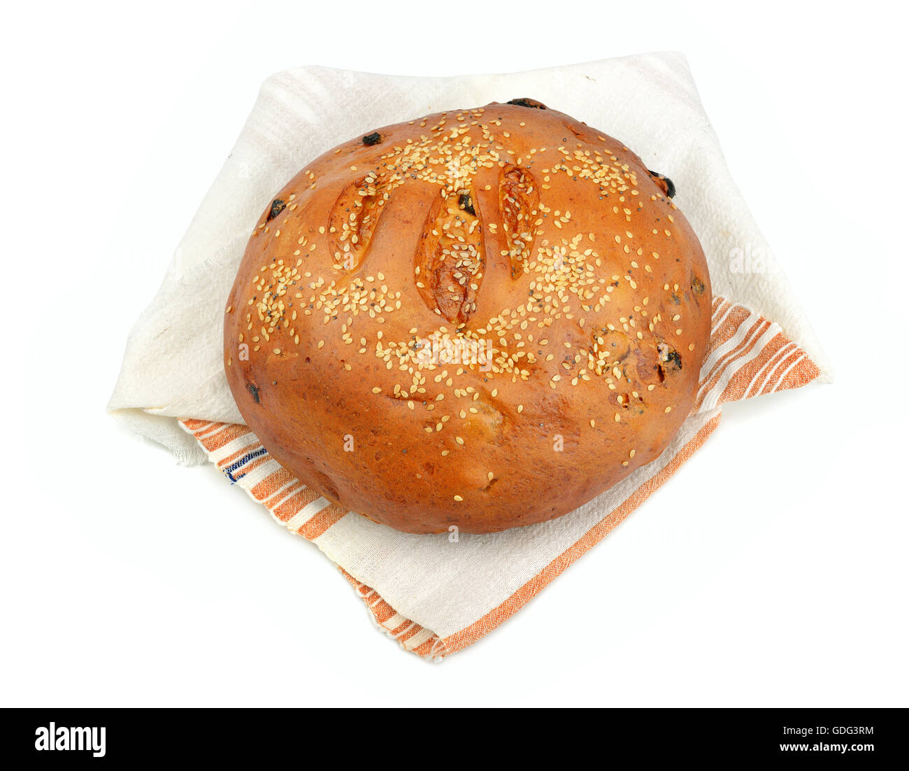 Brot eingewickelt in ein Handtuch isoliert auf weißem Hintergrund Stockfoto