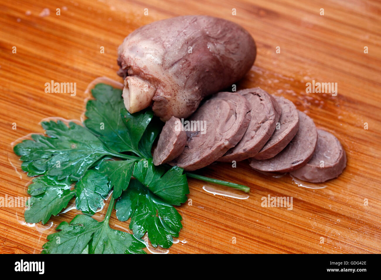 Gebratener Truthahn Herz mit einem Blatt Petersilie hautnah Stockfoto