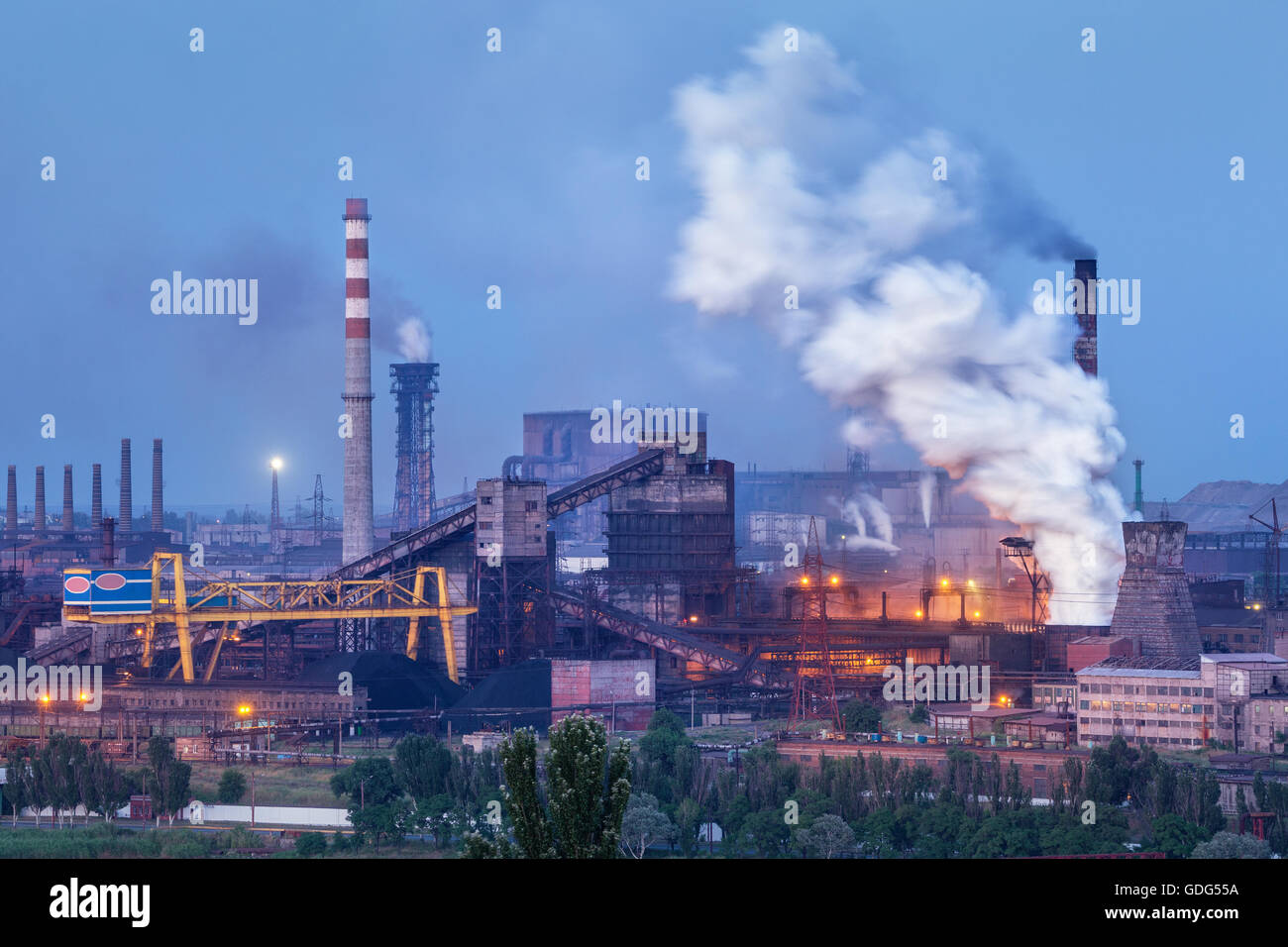 Metallurgische Fabrik in der Nacht. Stahlwerk mit Schornsteinen. Stahlwerke, arbeitet Eisen. Schwerindustrie in Europa. Luft-Verunreinigung-f Stockfoto