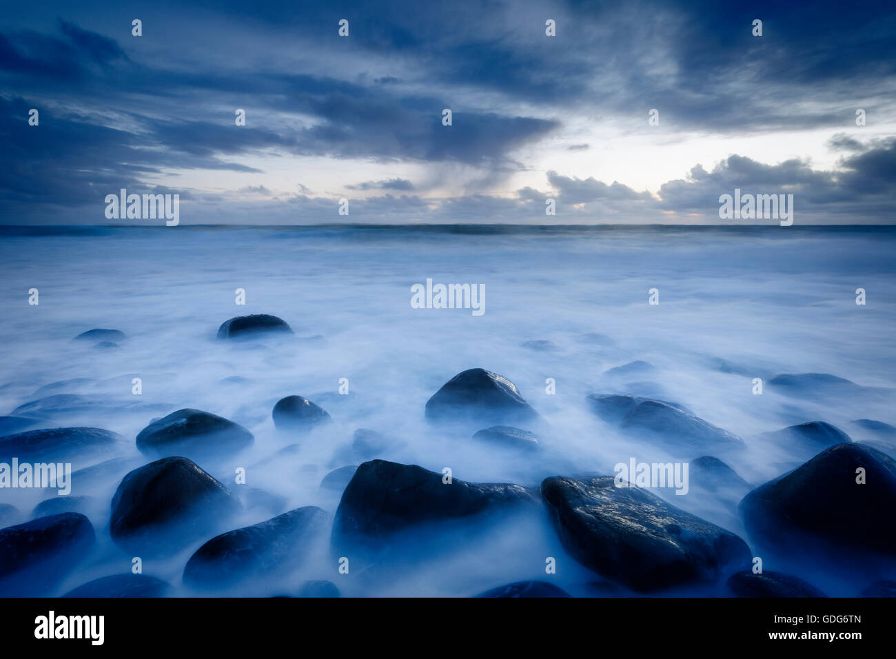 Tod-Felsen während der blauen Stunde am Embleton Bay Stockfoto