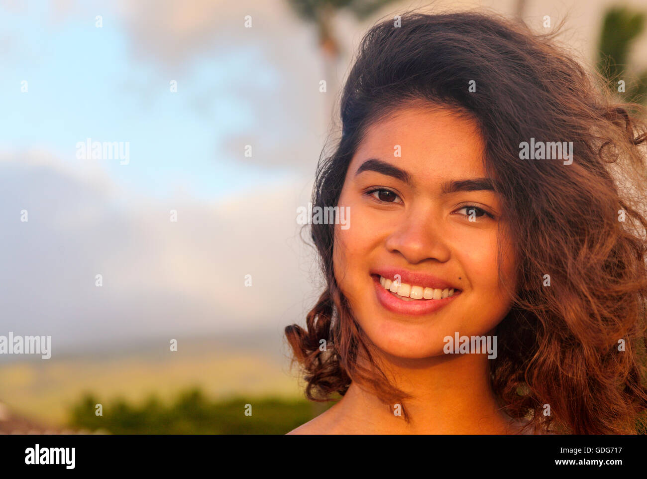 Junge Frau am Kahekili Beach Park auf Maui bei Sonnenuntergang Stockfoto