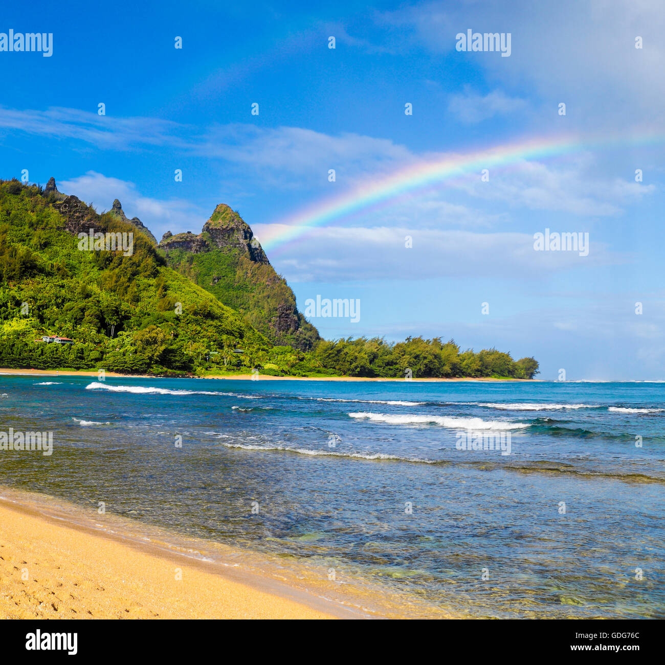 Regenbogen über Mt. Makana genannt, Bali Hai auf Kauai, gesehen vom Strand in Haena Stockfoto