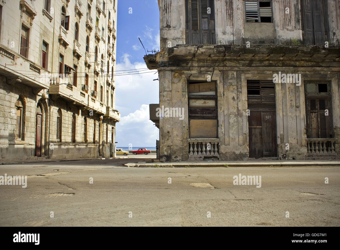 Verfallende Gebäude auf leere Straße in Havanna, Kuba Stockfoto