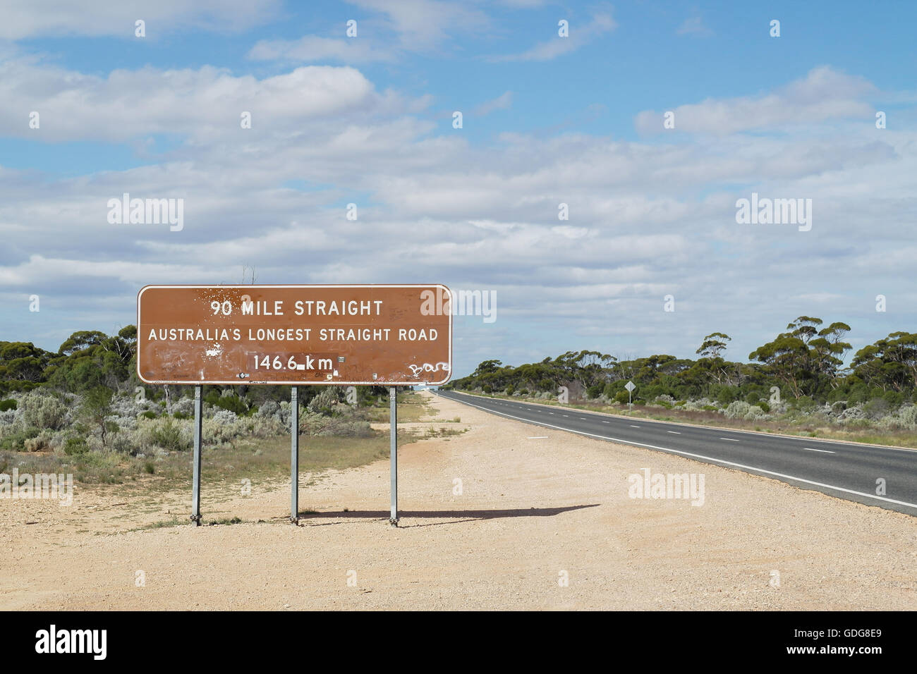 Das "90 Meile gerade" Zeichen der Eyre Highway in Westaustralien - Australien Stockfoto
