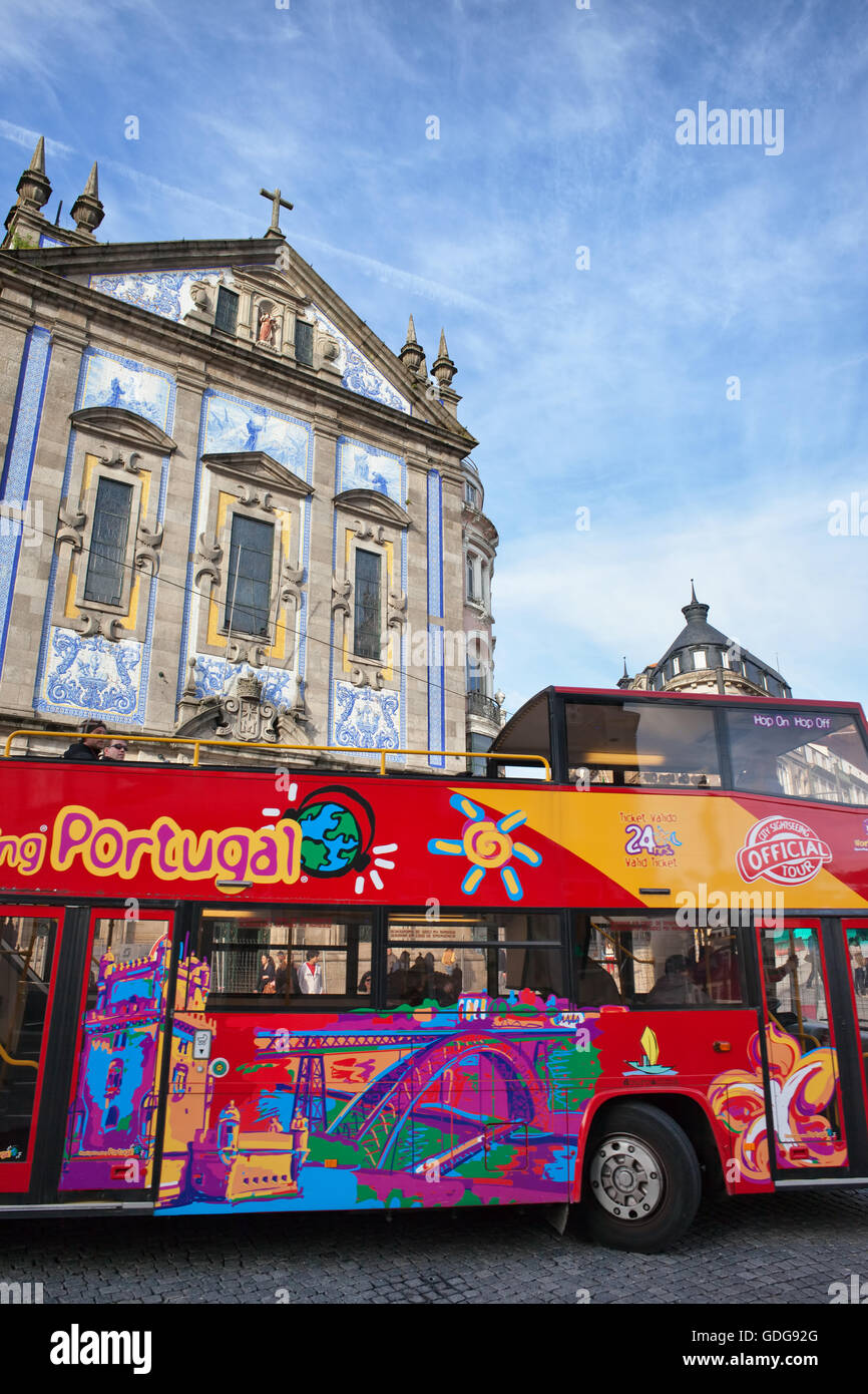 Portugal, Porto, Hl. Antonius Kirche Congregados und Hop On Hop Off Bus Stadtrundfahrt Stockfoto
