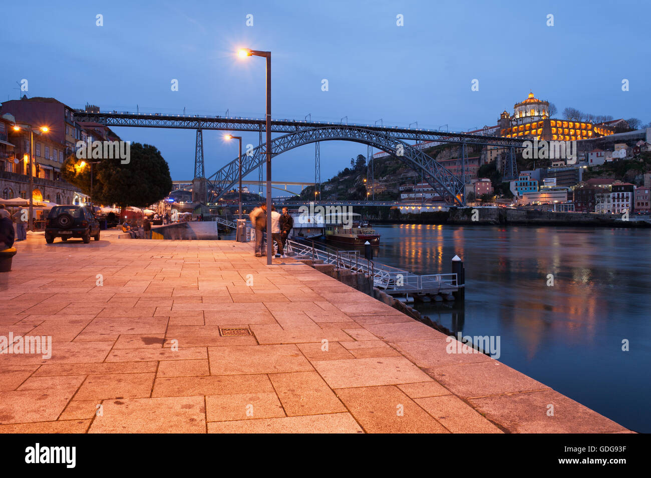 Dom Luis ich über den Fluss Douro und Promenade Brücke bei Nacht in Porto und Gaia, Portugal Stockfoto