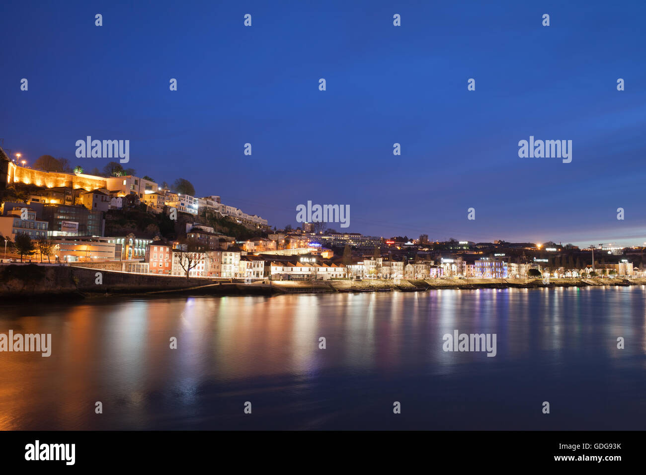 Die Skyline der Stadt von Vila Nova de Gaia bei Nacht in Portugal, Blick vom Fluss Douro Stockfoto