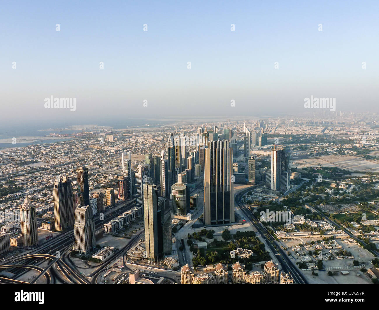 Aerial Dubai Sheikh Zayed Road und Waterfront. Stockfoto