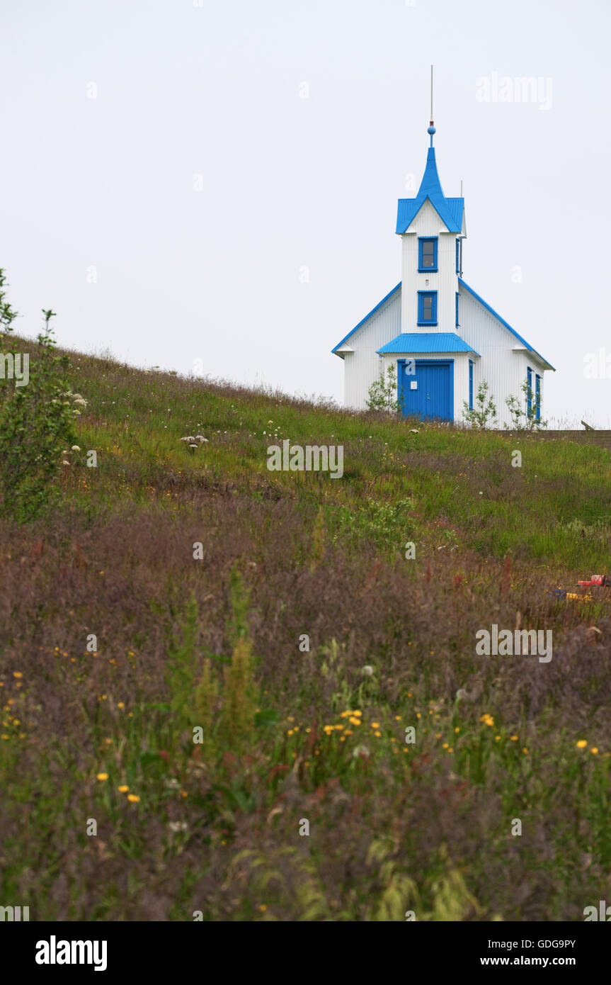 Island, Europa: Landschaft und die Kirche von fáskrúdsfjördur, einem Dorf im Osten Islands und eine der östlichsten Siedlungen von Island Stockfoto