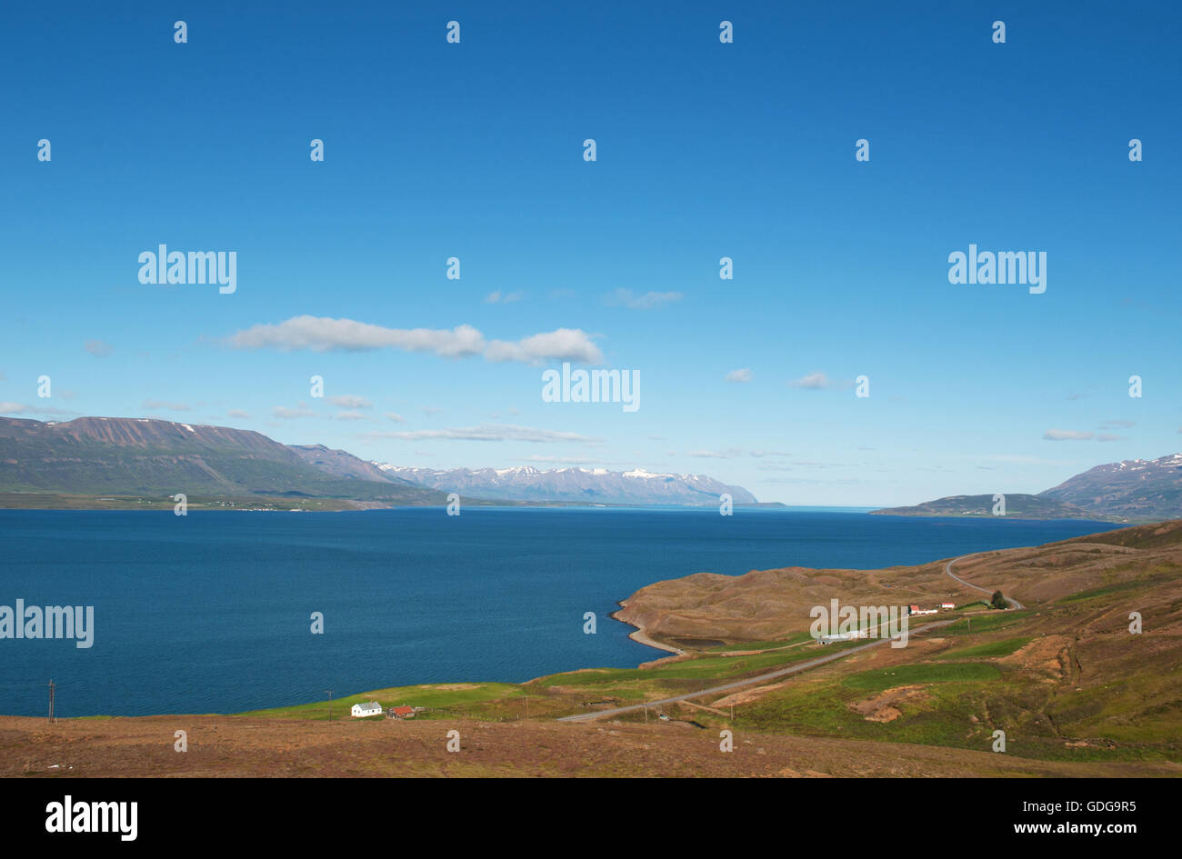 Island: Blick auf den Fjord und die Stadt Akureyri, Hauptstadt des Nordens an der Spitze eines langen Fjord, umgeben von hohen Bergen entfernt Stockfoto