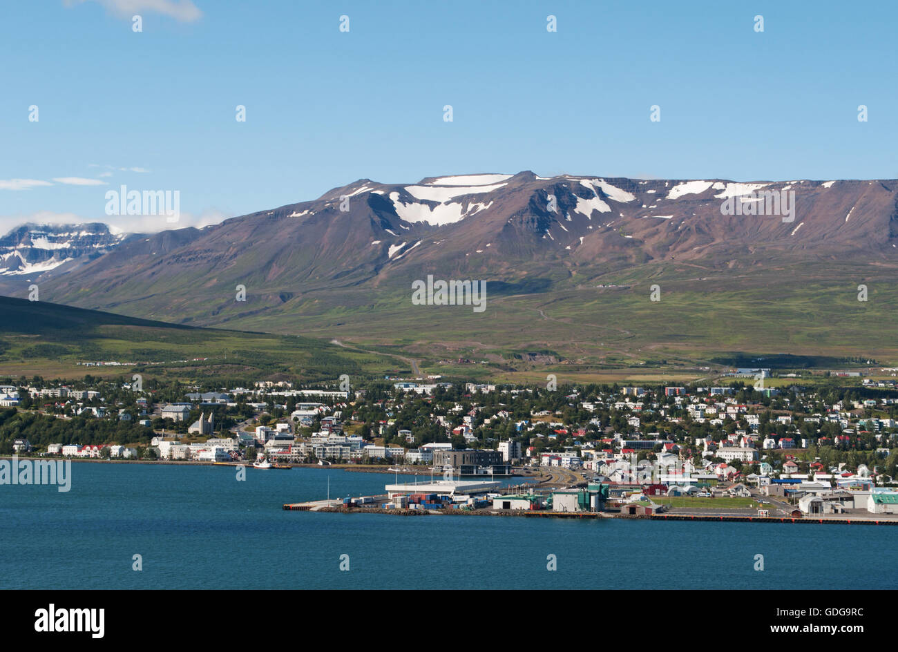 Island: Blick auf den Fjord und die Stadt Akureyri, Hauptstadt des Nordens an der Spitze eines langen Fjord, umgeben von hohen Bergen entfernt Stockfoto