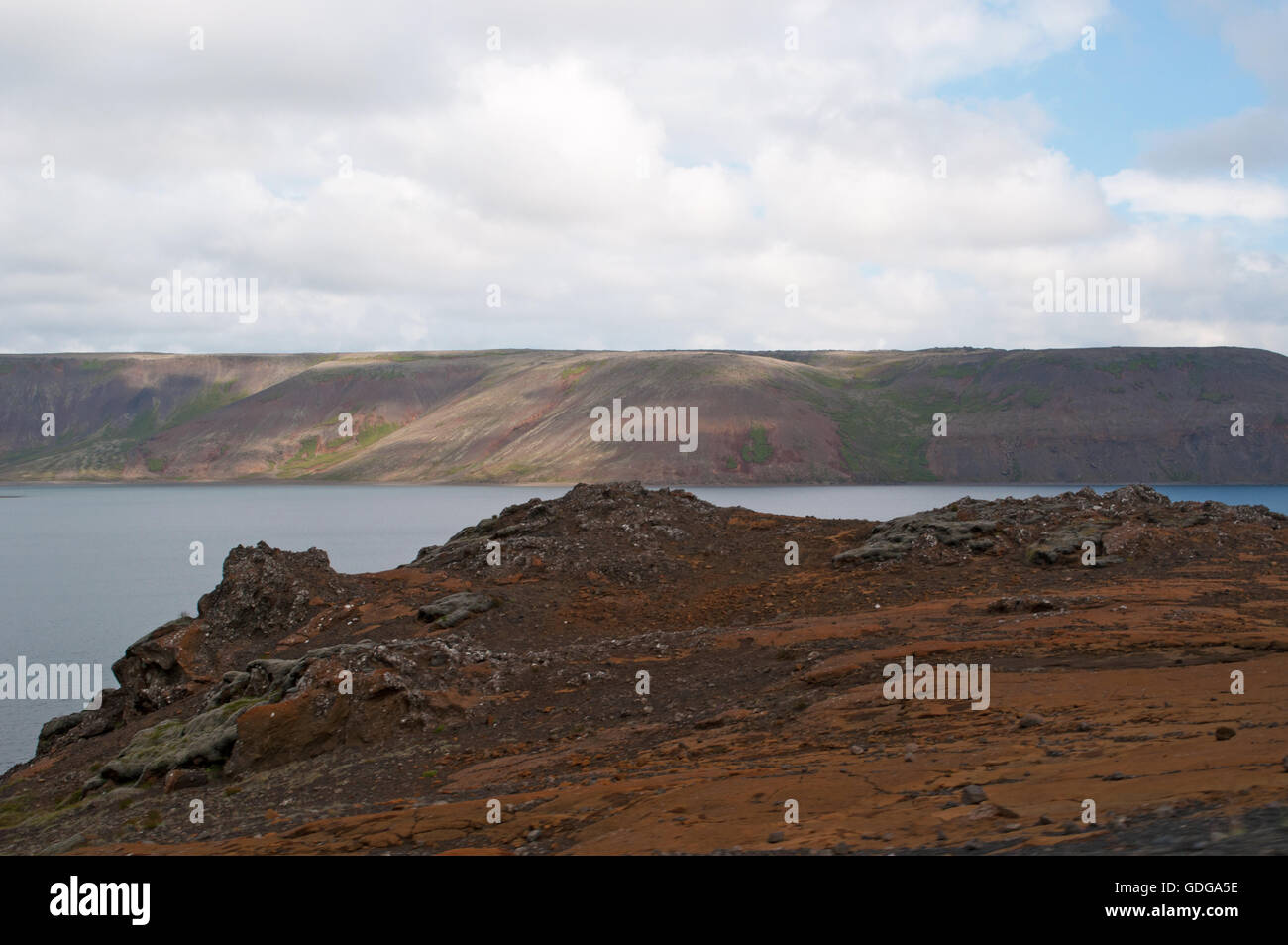 Island: die schwarzen Sand und Felsen See Kleifarvatn, auf Reykjanes Halbinsel und auf der Fissur Zone der Mid-Atlantic Ridge Stockfoto