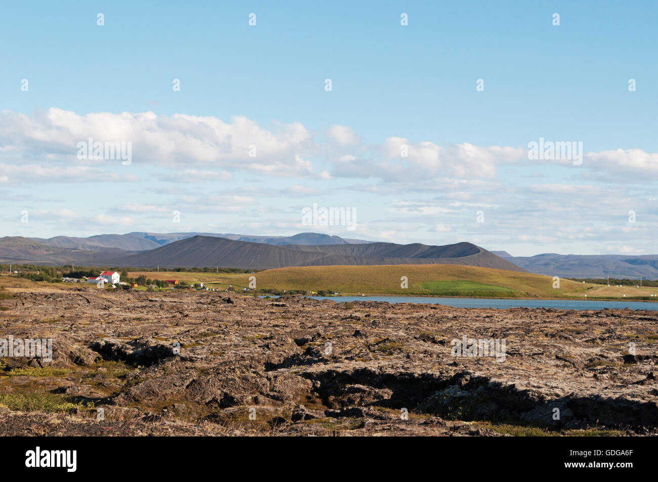 Island: Ansicht des Vulkans Hverfjall, tephra Kegel oder Tuff ring Vulkan auf See Myvatn, dessen Krater ist etwa 1 Kilometer im Durchmesser Stockfoto