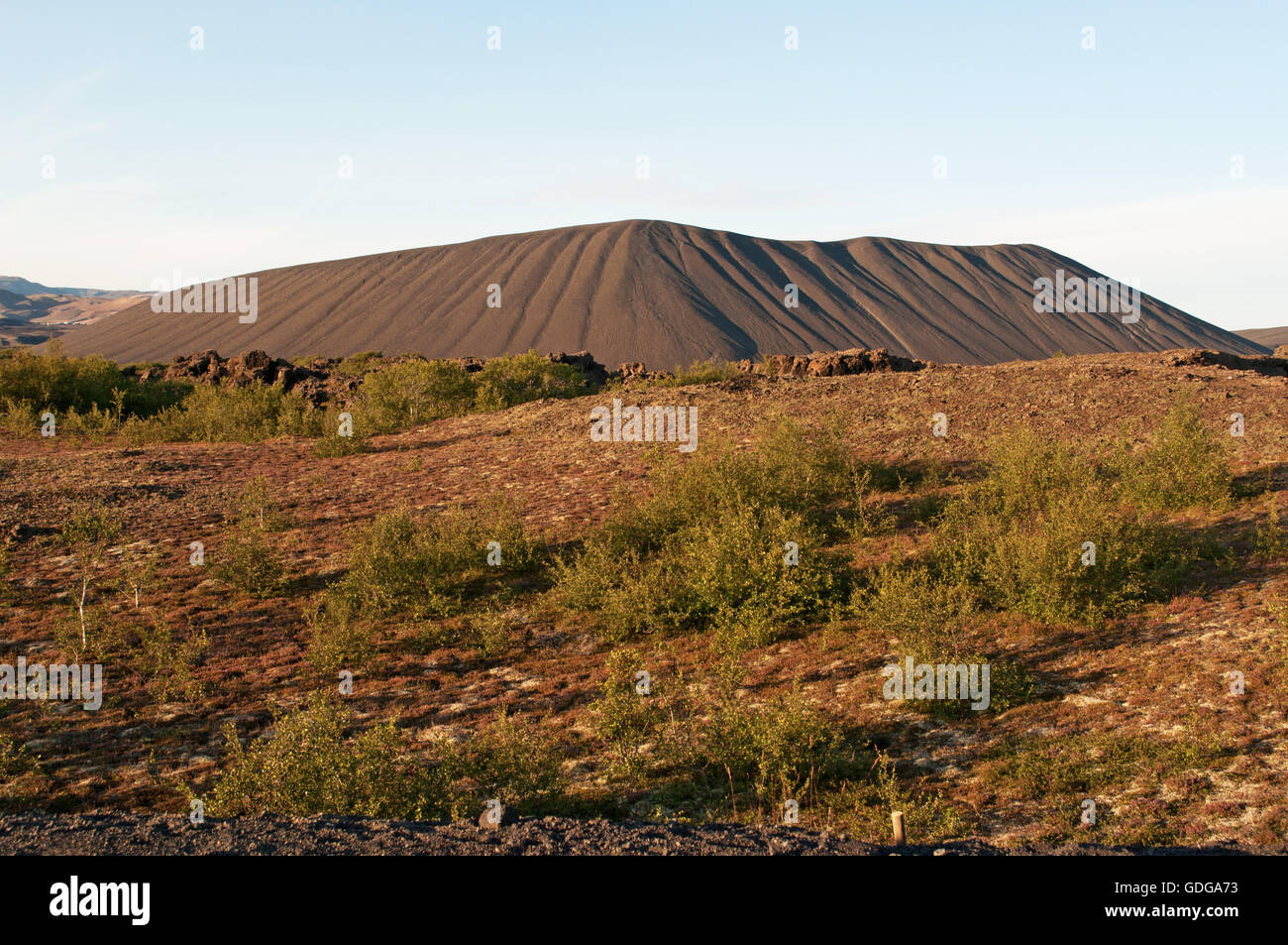 Island: Ansicht des Vulkans Hverfjall, tephra Kegel oder Tuff ring Vulkan auf See Myvatn, dessen Krater ist etwa 1 Kilometer im Durchmesser Stockfoto