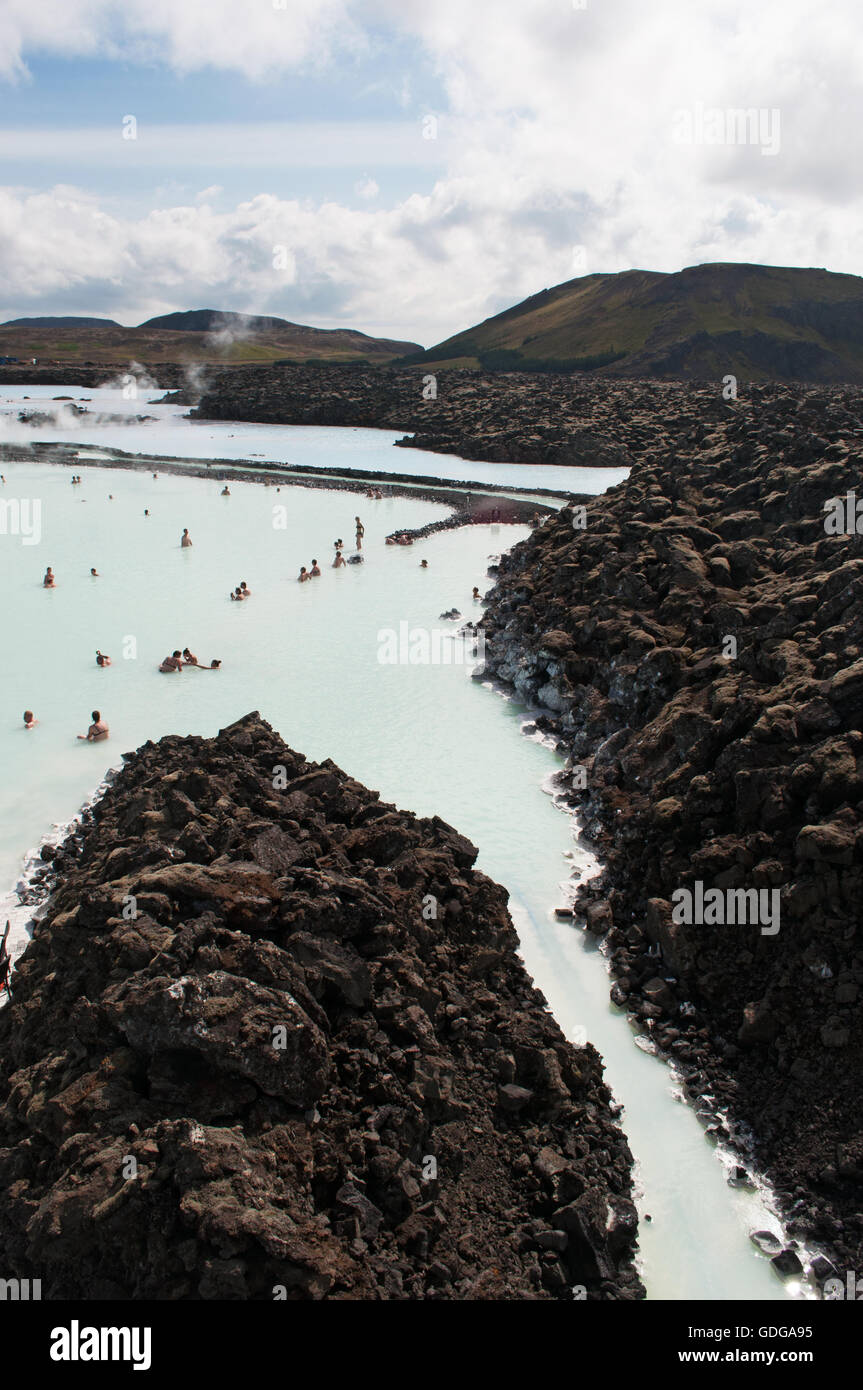 Island: Blick auf die blaue Lagune, ein geothermisches Spa befindet sich in einem Lavafeld in Grindavik, eines der meist besuchten Attraktionen Stockfoto