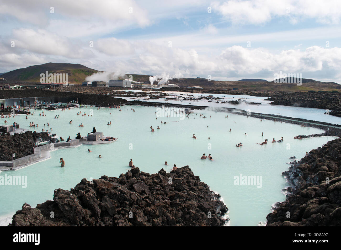 Island: Blick auf die blaue Lagune, ein geothermisches Spa befindet sich in einem Lavafeld in Grindavik, eines der meist besuchten Attraktionen Stockfoto