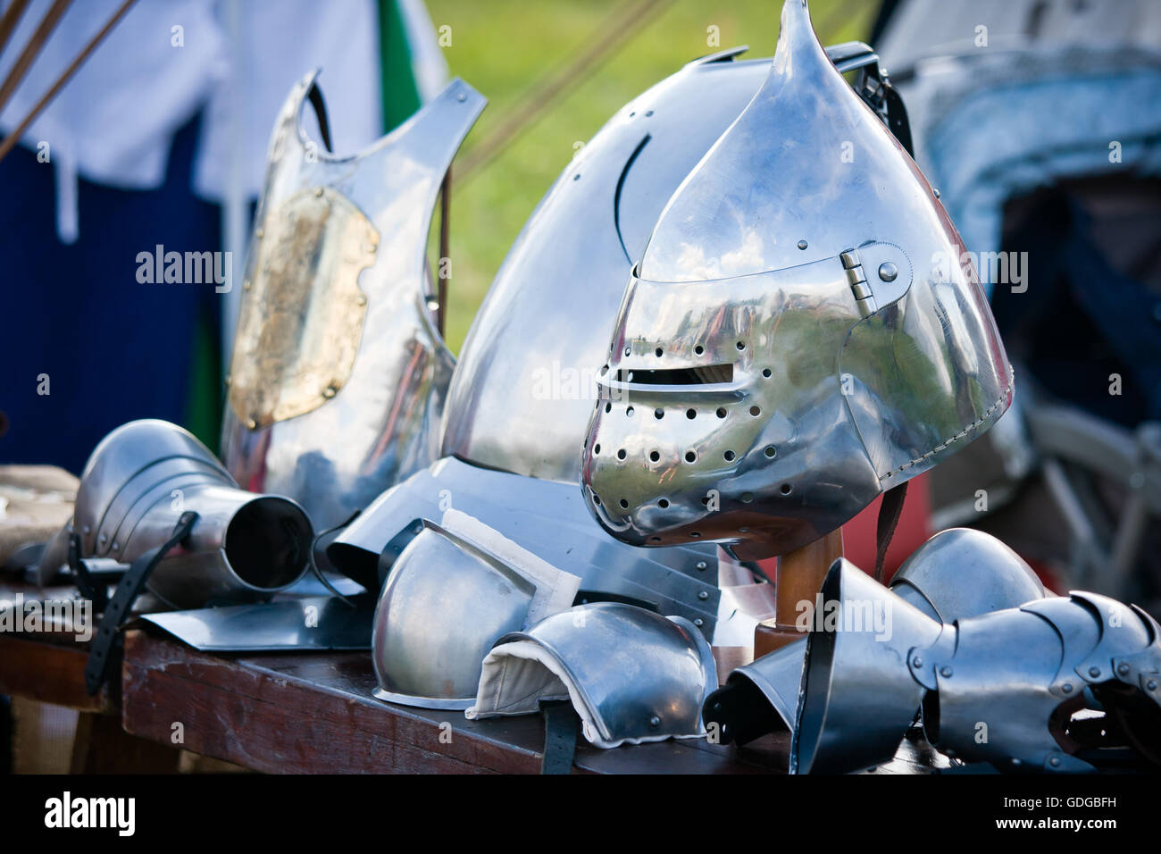 Mittelalterliche Rüstungen, Helme und Handschuhe Stockfoto