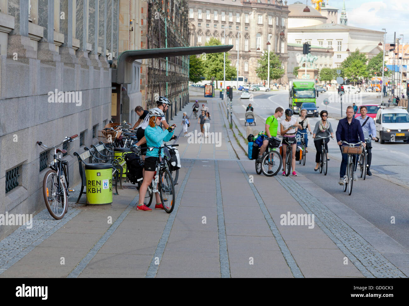 Radfahrer und Radtouristen fotografieren und finden ihren Weg auf einer Karte im Børsgade vor dem Gebäude der alten Börse. Stockfoto