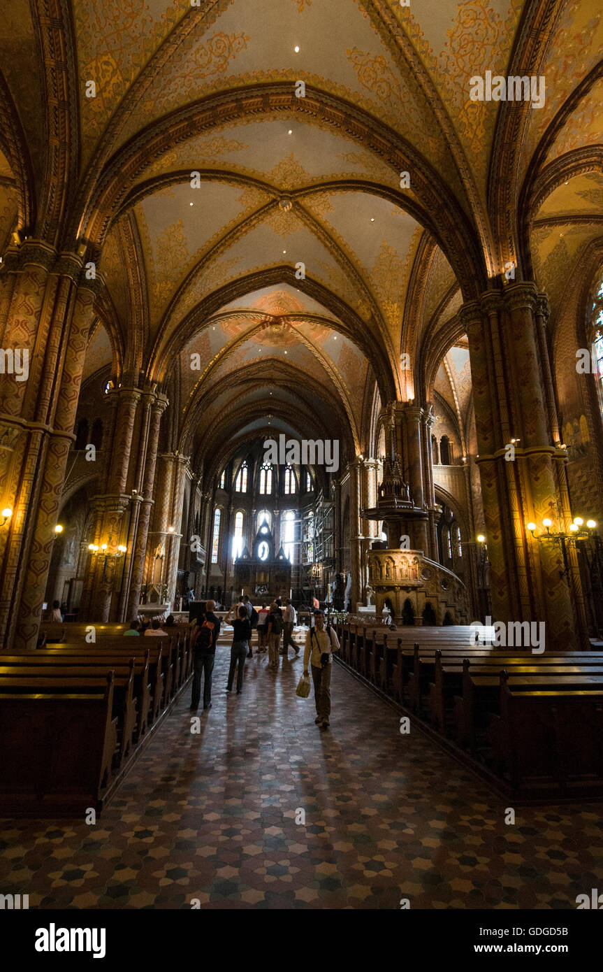 Innenraum der Matthiaskirche auf dem Burgberg in Budapest, Ungarn Stockfoto