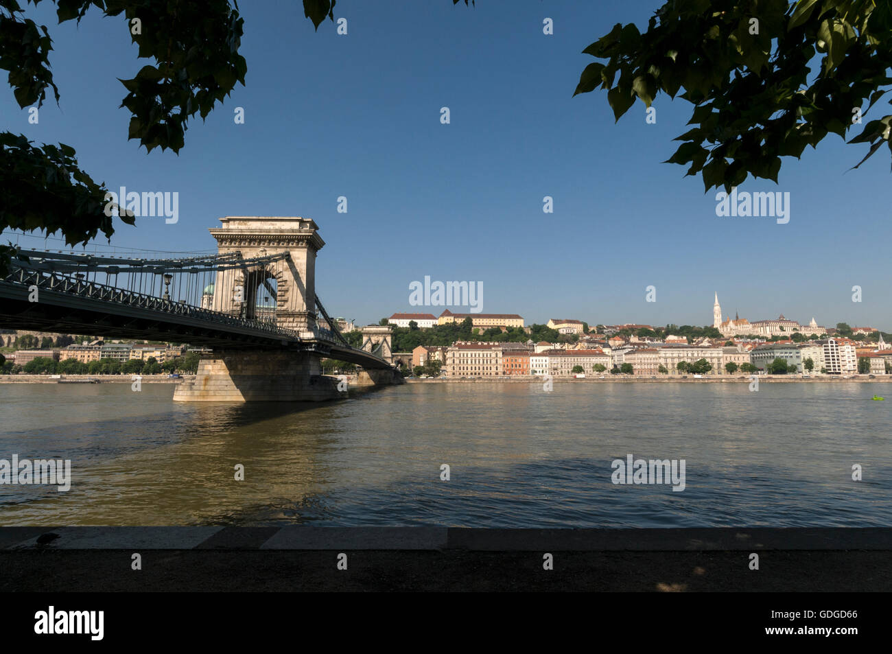 Die älteste Brücke und der erste, der die beiden Städte Buda und Pest verbinden ist die Kettenbrücke, die der Fluss Da umfasst Stockfoto