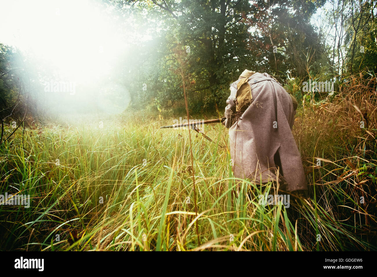 Teryuha, Belarus - 4. Oktober 2015: Unidentified Re Enactor verkleidet als sowjetischen russischen Soldaten laufen durch Wald im Nebel Stockfoto