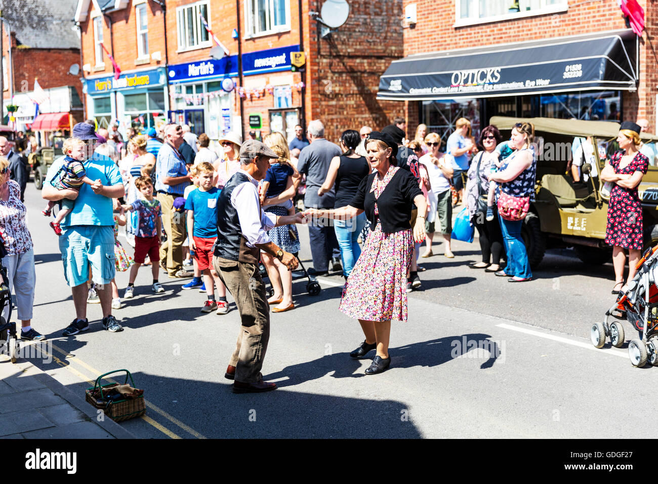 Tanzen in die Straße Tänzer jiving Jive Tanz Woodhall Spa, Lincolnshire, UK. 17. Juli 2016. 1940-Wochenende Stockfoto