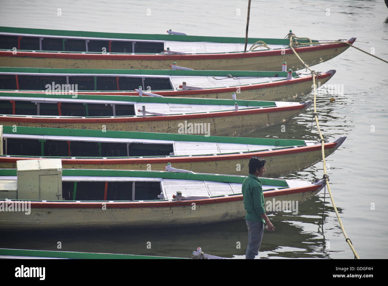 Fünf Boote am Ganges in Varanasi, Indien Stockfoto