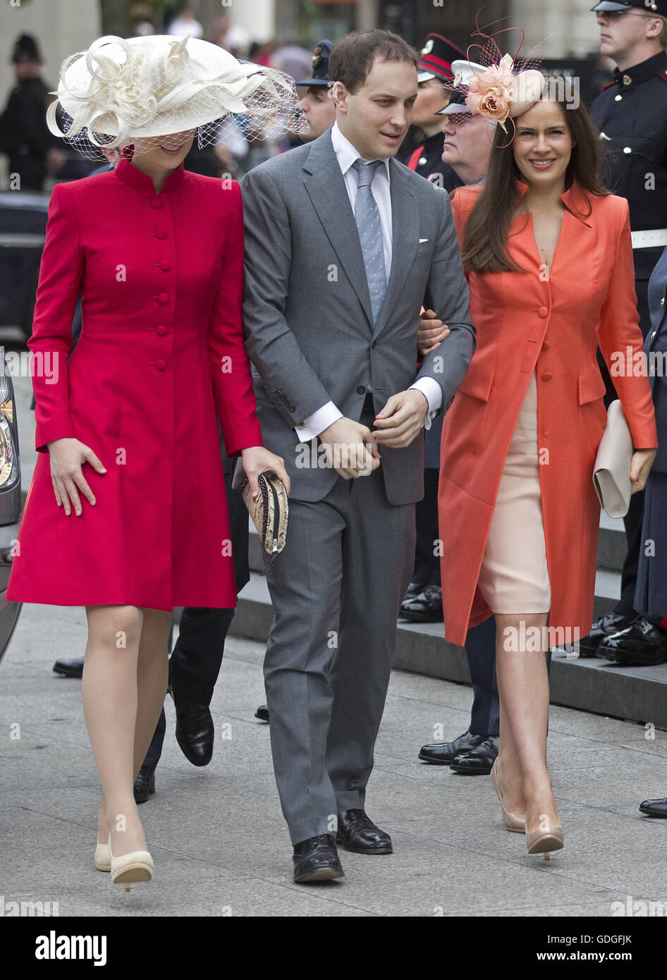 Lord Freddie Windsor (C) seine Frau Sophie Winkleman (R) & Gabriella Windsor (L) kommen St. Pauls Cathedral in London. 10.06.16. Stockfoto